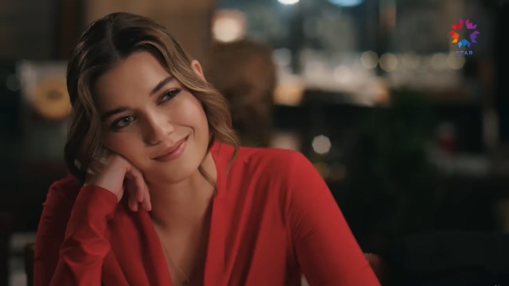 Seyran opiera policzek na dłoni.