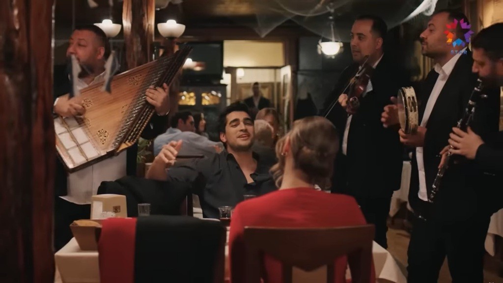 Ferit śpiewa dla Seyran.