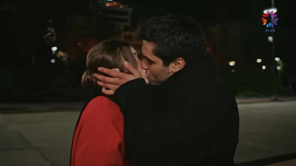 Ferit całuje Seyran namiętnie.