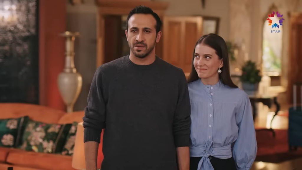 Abidin jest zaskoczony. Suna patrzy na niego z uśmiechem.