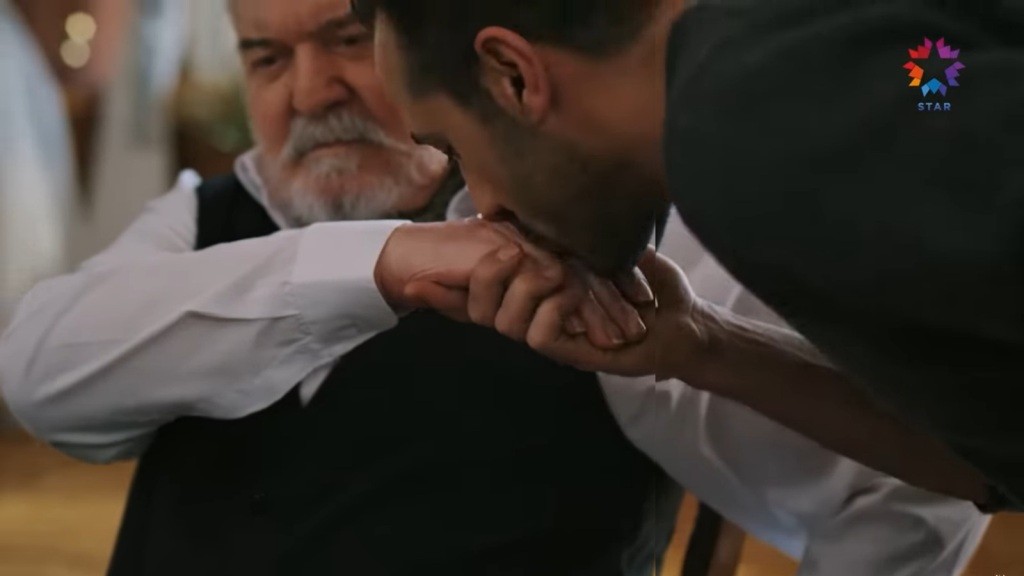 Abidin całuje rękę Halisa.