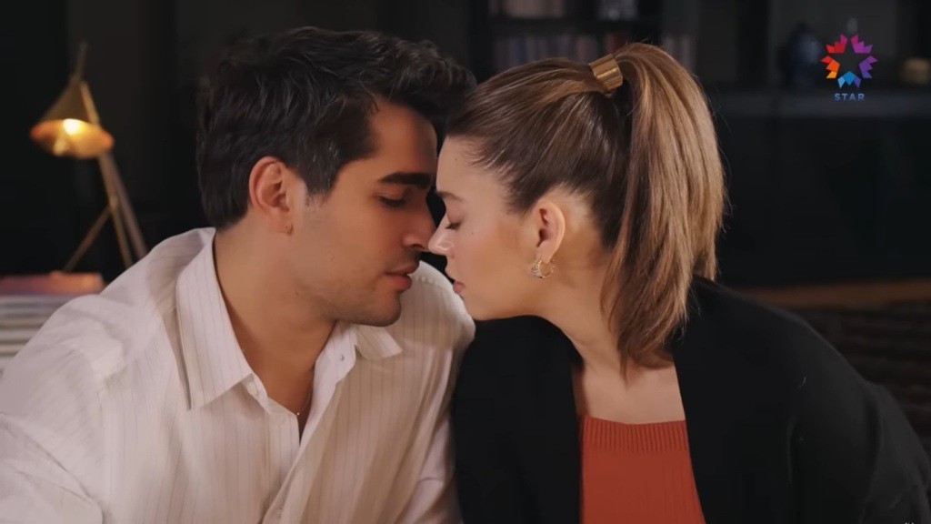 Ferit i Seyran stykają się twarzami, bliscy pocałunku.