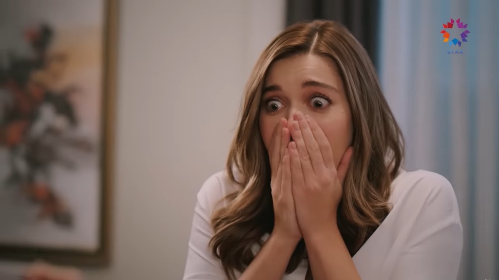 Seyran zakrywa usta dłońmi, zszokowana.