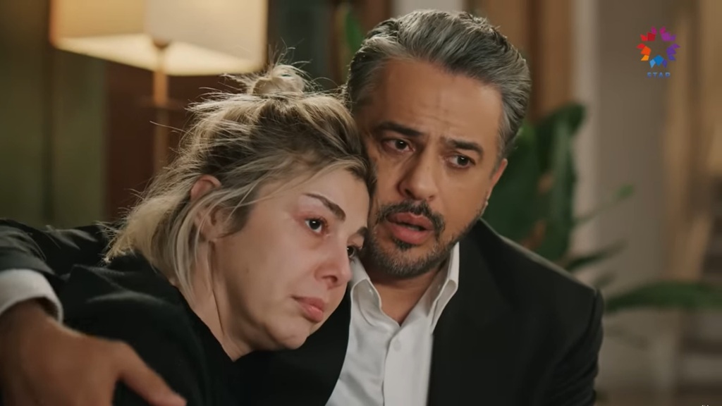 Orhan obejmuje Gulgun ramieniem, siedząc obok niej.