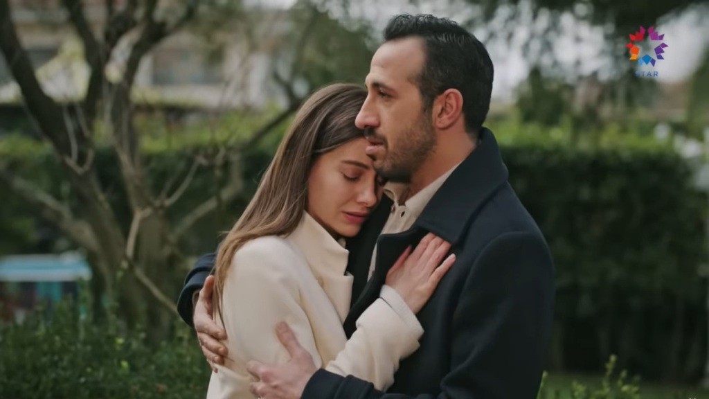 Abidin obejmuje smutną Sunę. Ona wtula głowę w jego ramię.