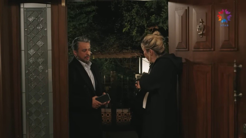Orhan odwiedza Gulgun późną porą.