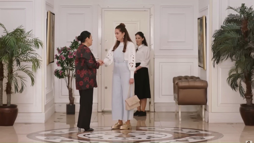 Beyza wraca do rezydencji. Mukadder wita ją w holu. Gulsum stoi przy drzwiach i nieśmiało spogląda w ich stronę.