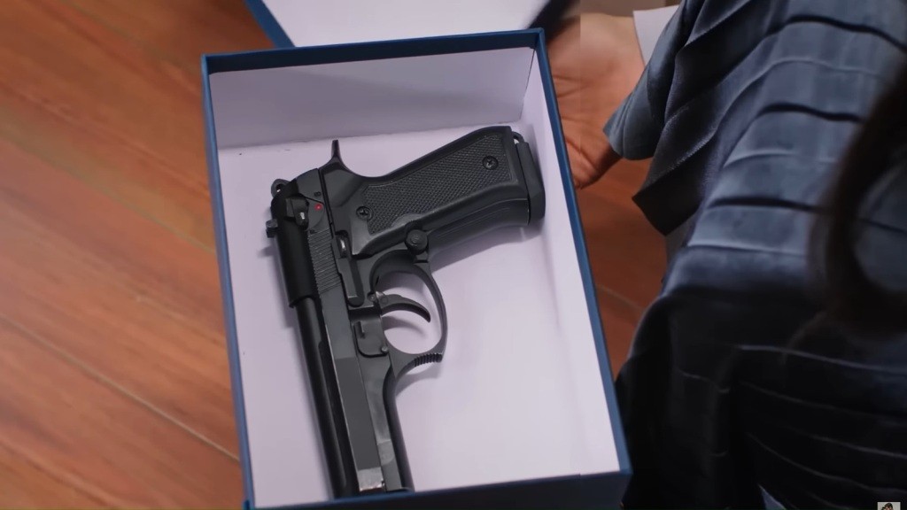 Pistolet w pudełku.
