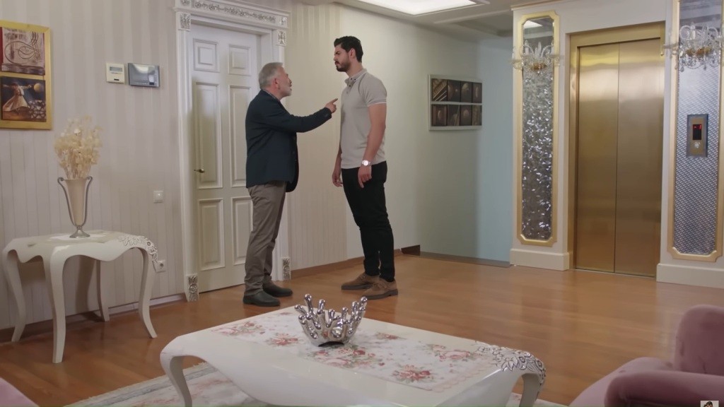 Ertugrul konfrontuje się z Cihanem na korytarzu.