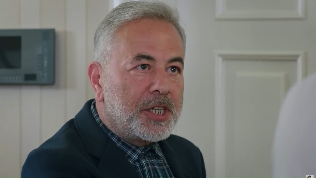 Ertugrul patrzy gniewnie.