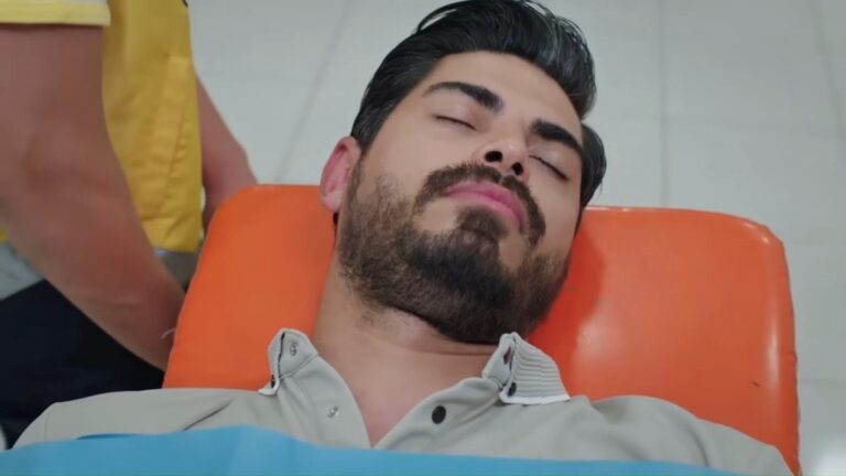 Nieprzytomny Cihan leży na noszach.