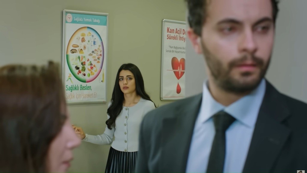Hancer z ukrycia obserwuje korytarz przed salą operacyjną.
