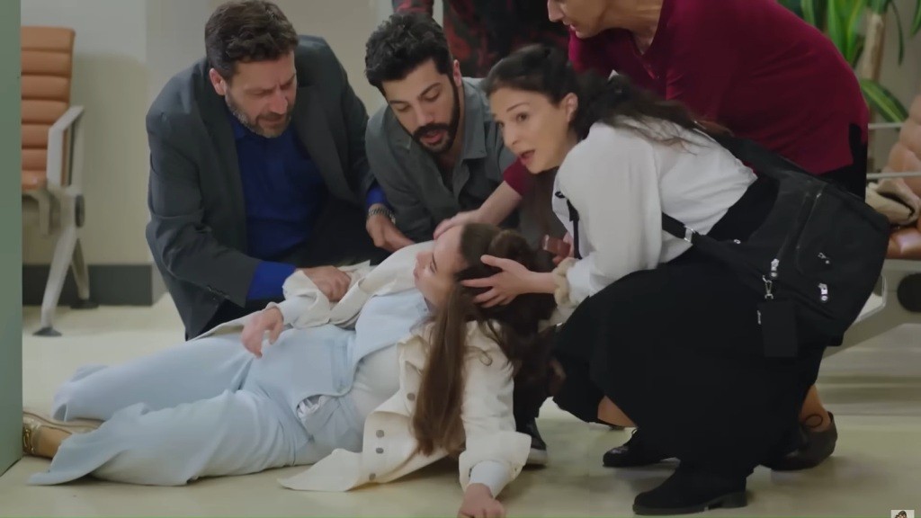 Beyza mdleje. Nusret, Melih i Gulsum pochylają się nad nią.