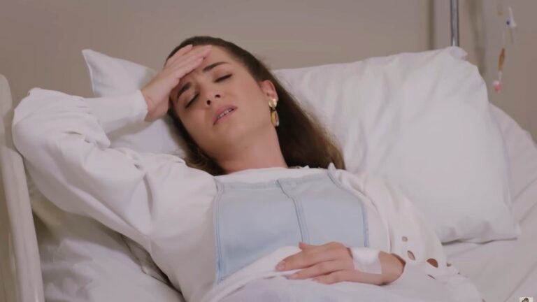 Beyza budzi się na szpitalnym łóżku.