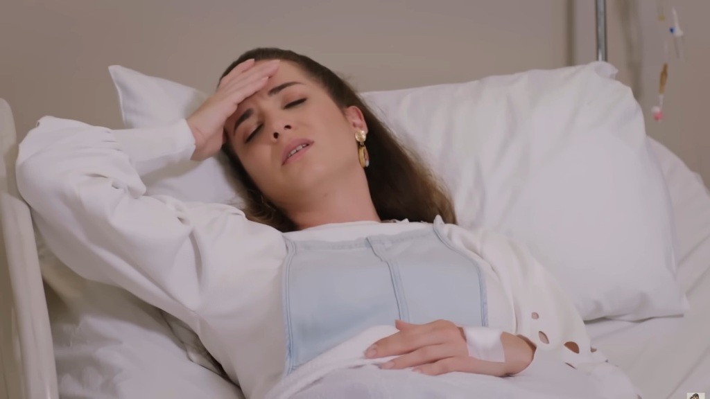 Beyza budzi się na szpitalnym łóżku.