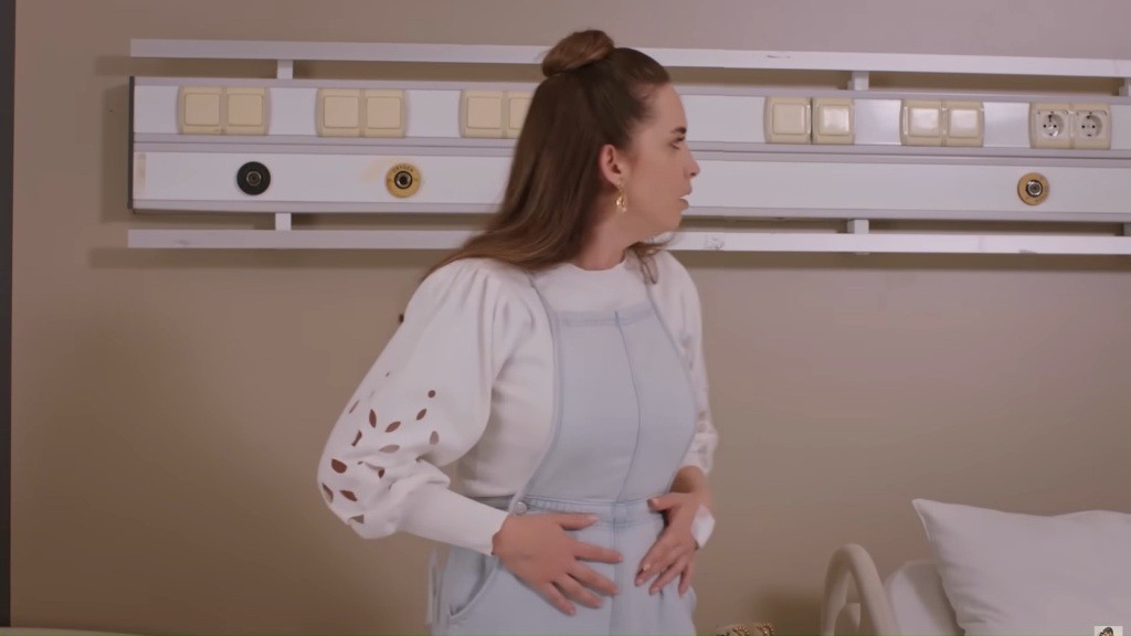 Beyza orientuje się, że proteza jej brzucha ciążowego zniknęła.