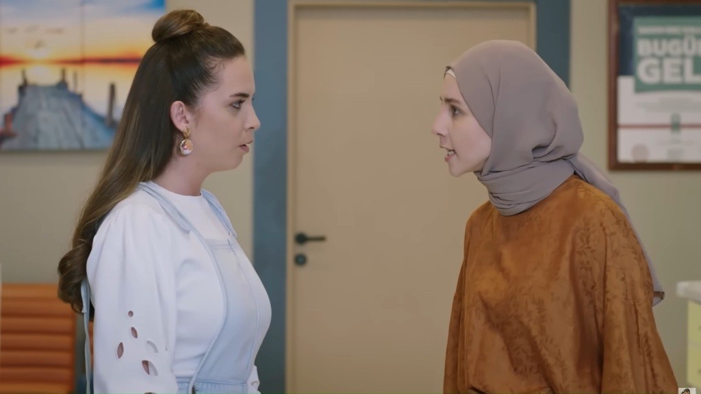 Beyza i Sinem stoją twarzą w twarz.