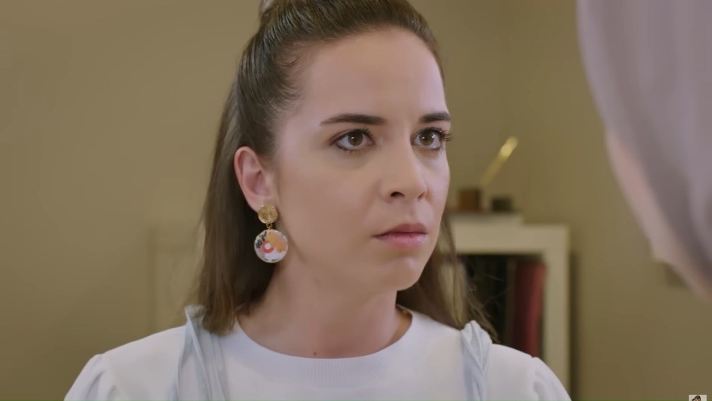 Beyza wygląda na niepewną, gdy patrzy w twarz Sinem.