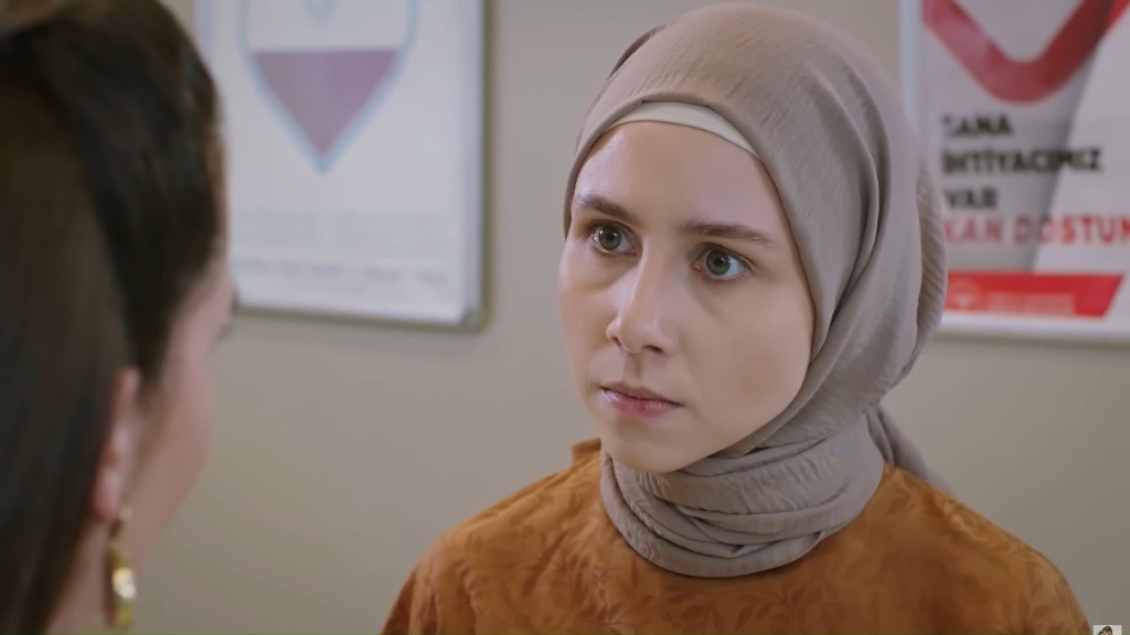 Sinem patrzy gniewnie na Beyzę.