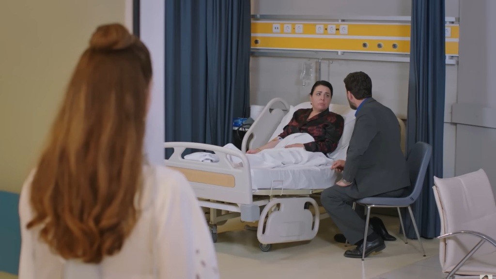 Beyza obserwuje rozmawiających Mukadder i Nusreta.