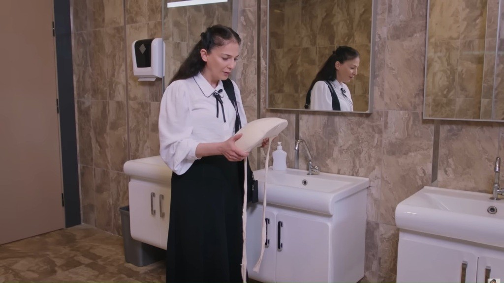 Gulsum trzyma w rękach sztuczny brzuch.