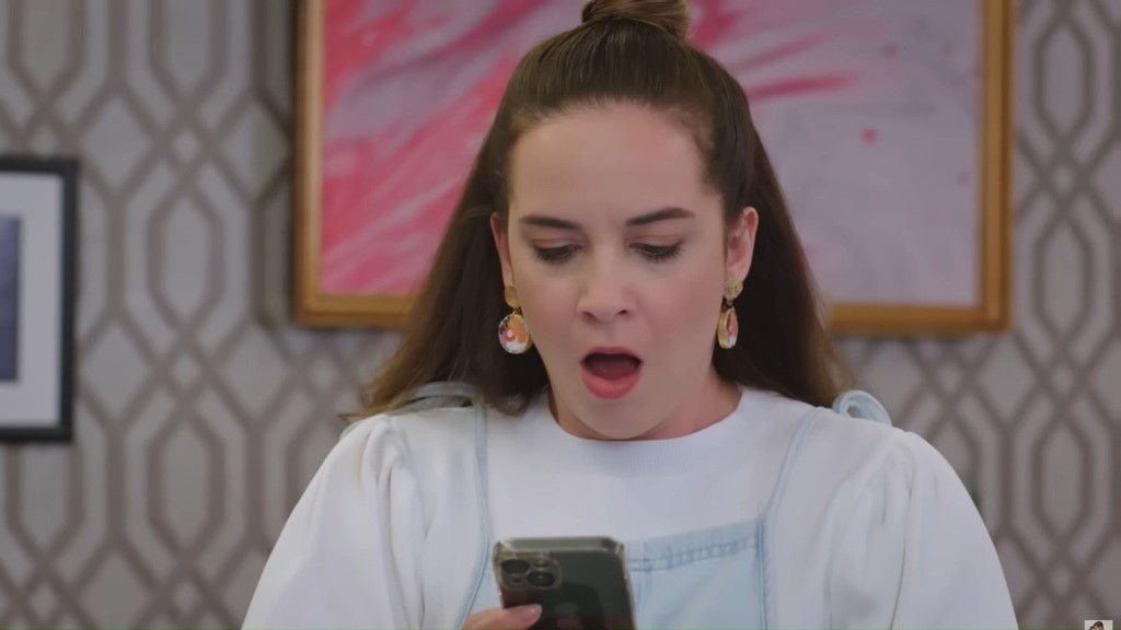 Beyza z przerażeniem patrzy w ekran trzymanego w rękach telefonu. Otworzyła szeroko usta.