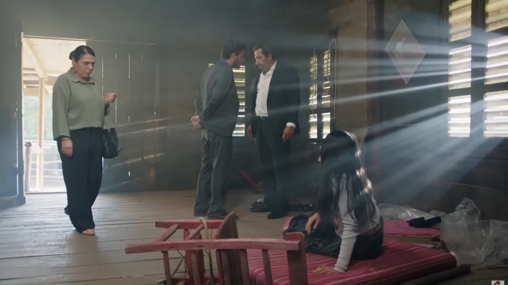 Do wnętrza chaty wpadają smugi światła. Nusret rozmawia z Tayarem. Mukadder zbliża się do siedzącej na materacu Hancer.