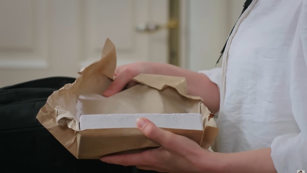 Zbliżenie na cegłę owiniętą w papier.