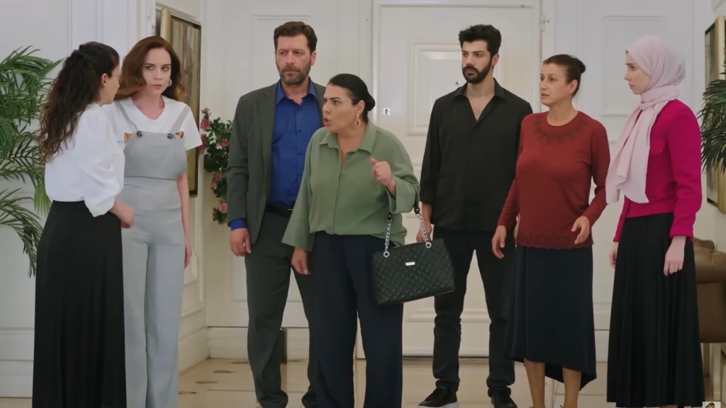 Scena w holu. Mukadder patrzy wściekle na Gulsum. Obok zgromadzeni są Beyza, Nusret, Melih, Fadime i Sinem.