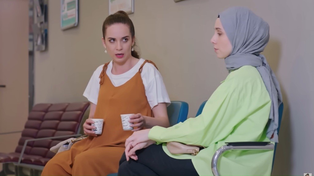 Beyza siedziała obok Sinem, trzymając w rękach dwa kubki kawy. Jeden z nich wyciągnęła w stronę Sinem.