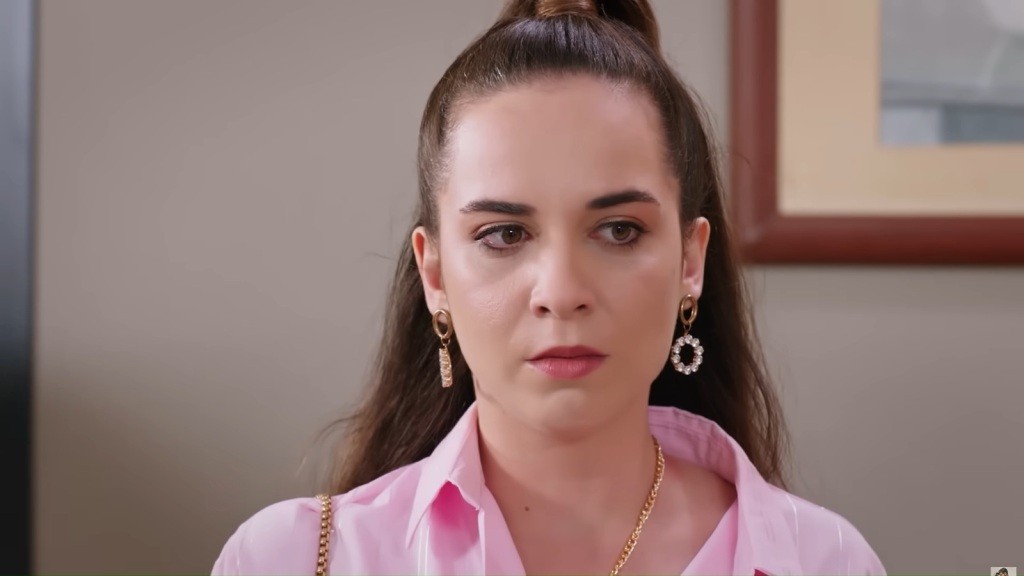 Beyza spogląda niepewnie.