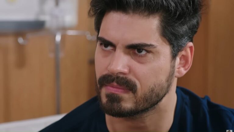 Cihan patrzy gniewnie.