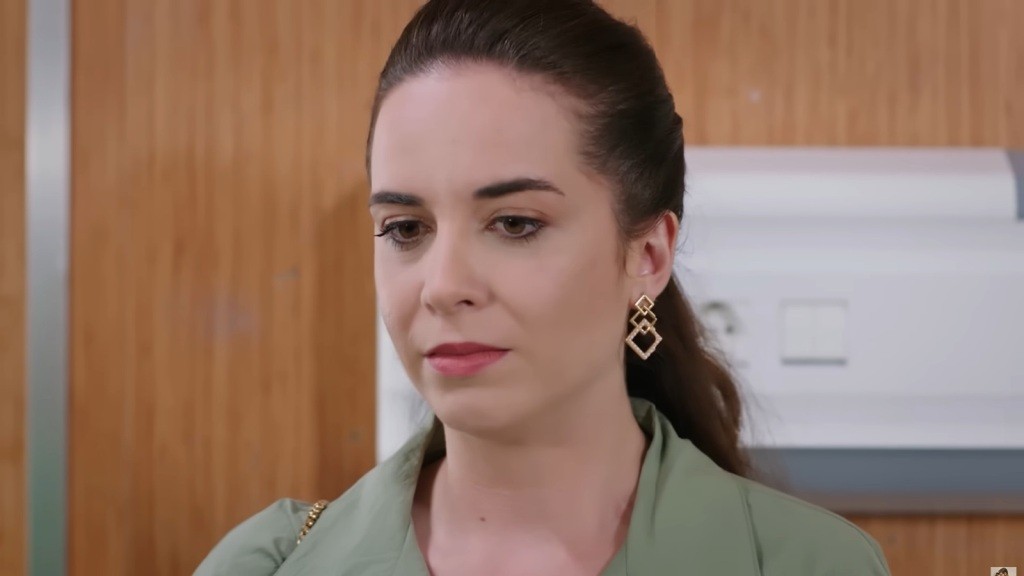 Beyza opuszcza wzrok, wyraźnie niepewna.