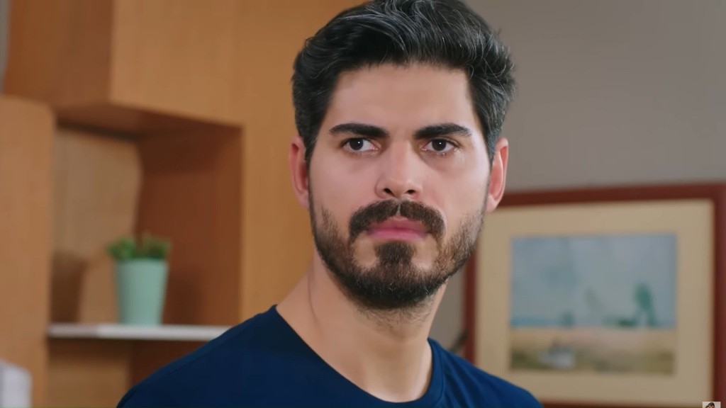 Cihan patrzy z zaciekawieniem.