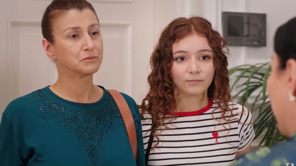 Fadime i Aysu stoją wyprostowane przed Mukadder.