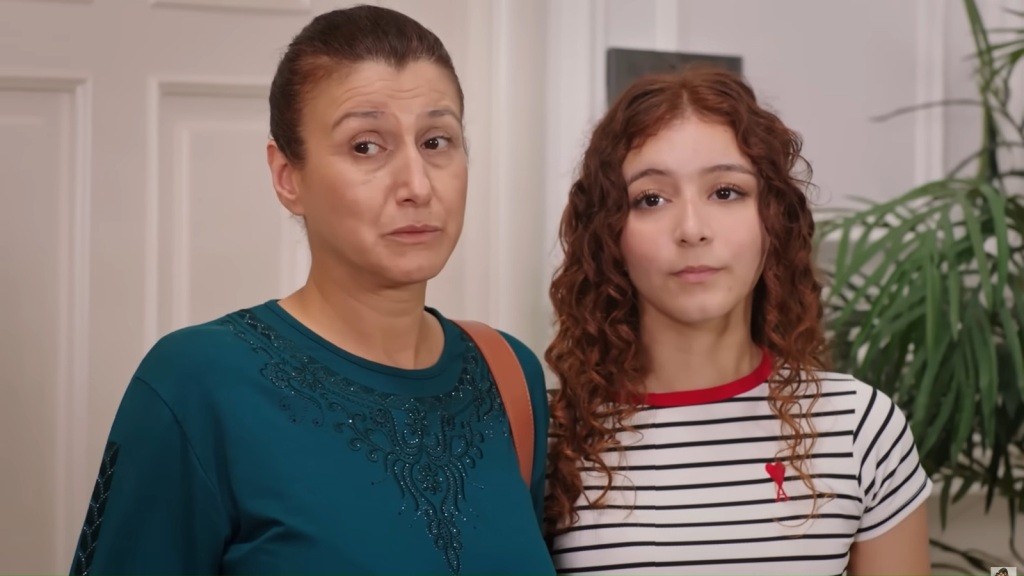 Fadime i Aysu stoją obok siebie.