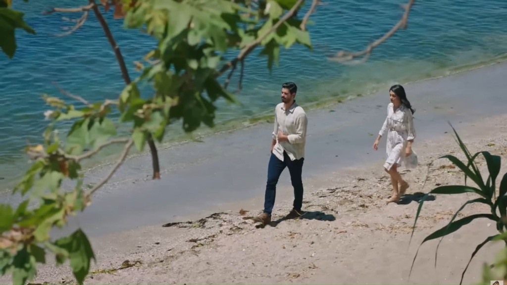 Widok z góry na idących plażą Cihana i Hancer.