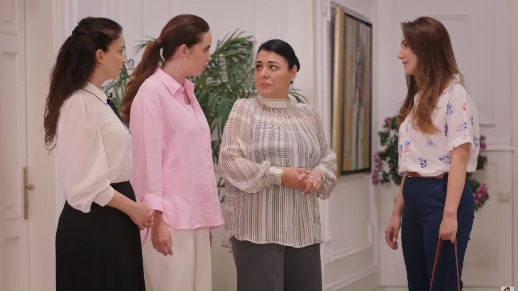 Gulsum, Beyza, Mukadder i Yasemin stoją w holu.
