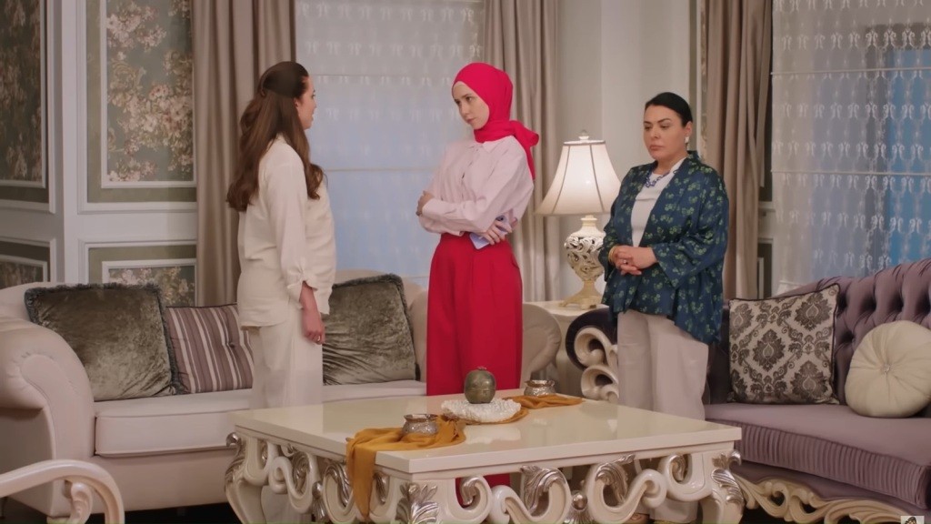 Beyza konfrontuje się z Sinem w obecności Mukadder.