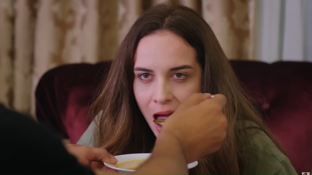 Beyza pozwala się karmić Cihanowi.