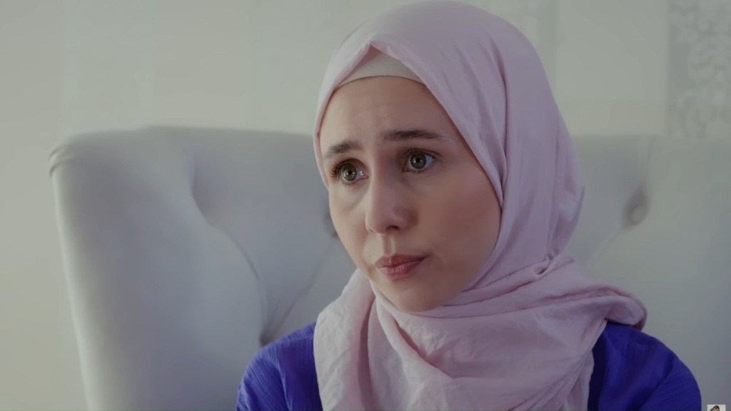 Sinem spogląda z troską.