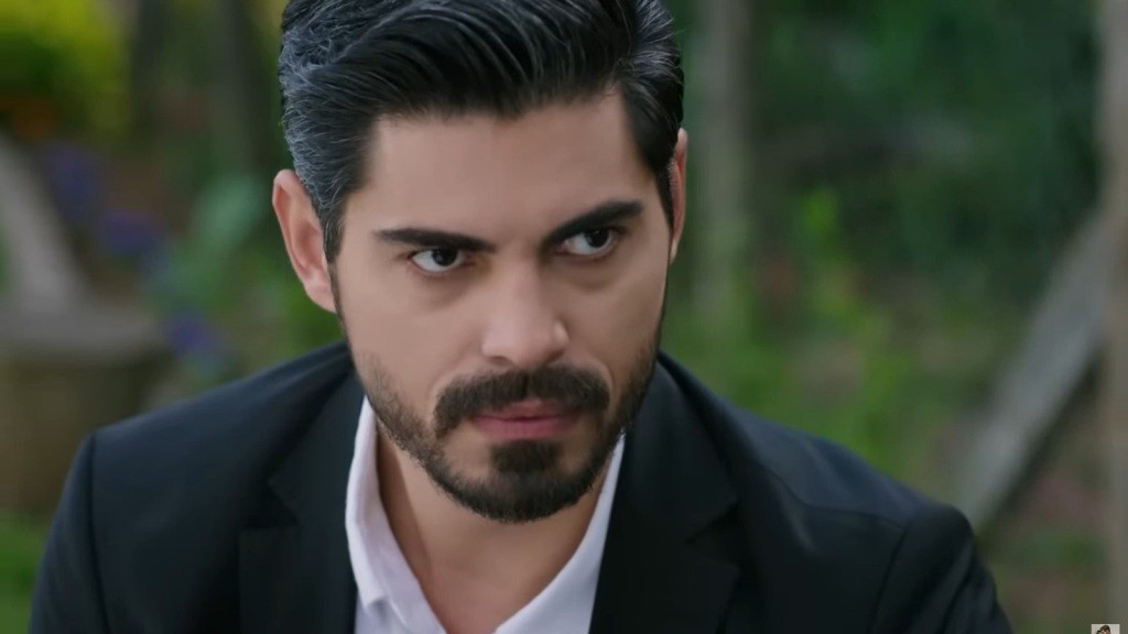 Cihan spogląda gniewnie.