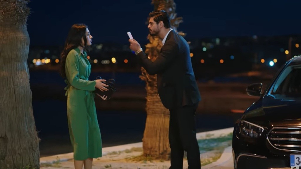 Cihan konfrontuje Hancer z opakowaniem tabletek antykoncepcyjnych.