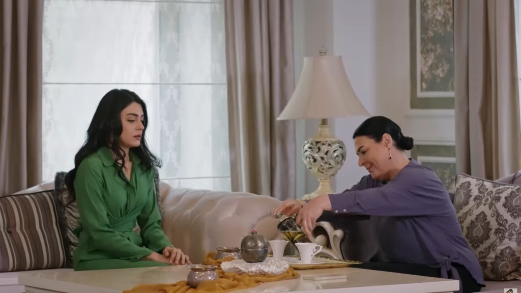 Mukadder nalewa herbatę z zaparzacza do filiżanki.