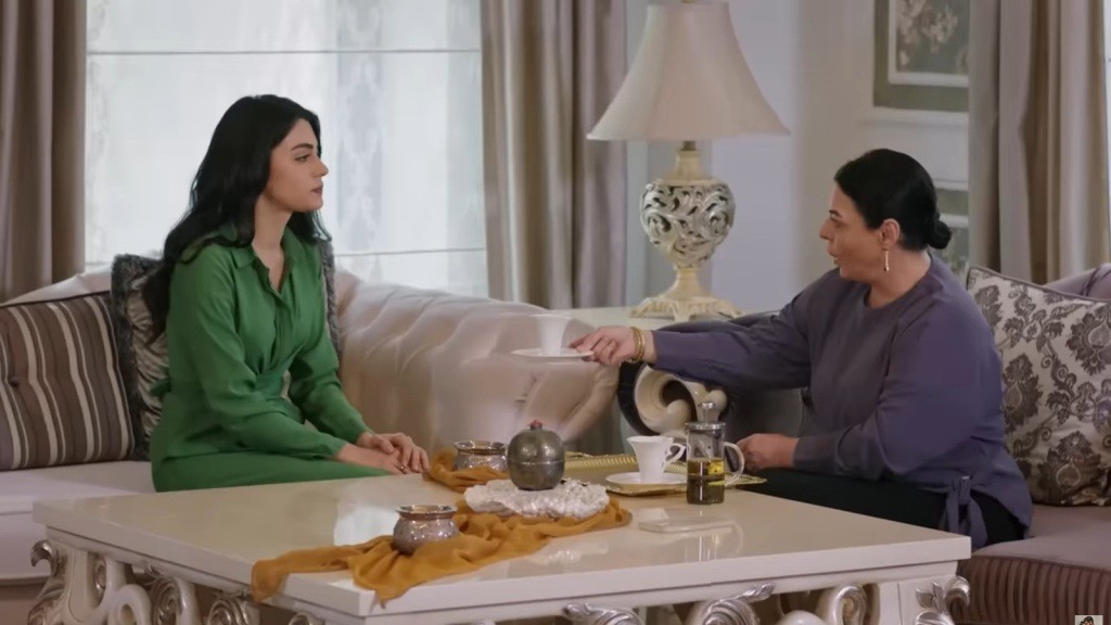 Mukadder podaje filiżankę Hancer.