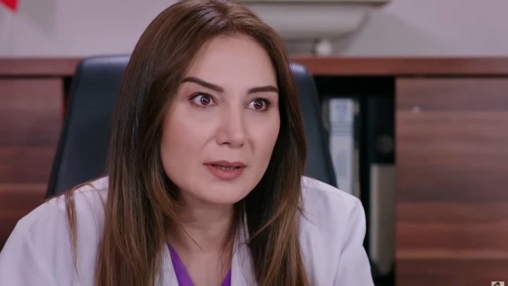 Yasemin patrzy poważnym wzrokiem. Ma na sobie biały kitel.