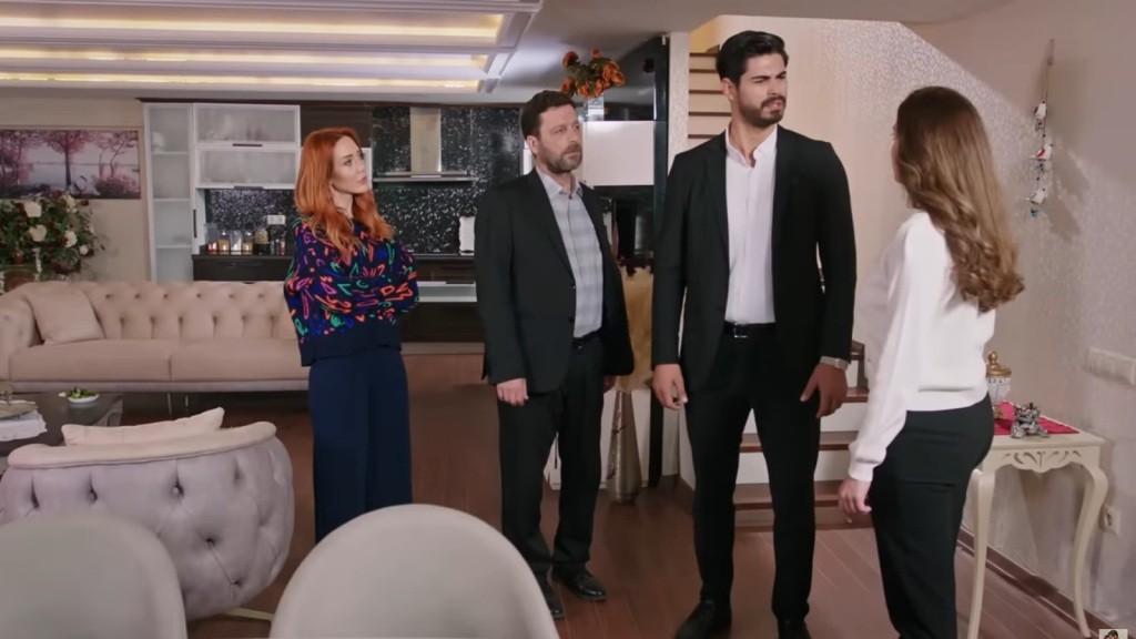 Cihan stoi twarzą w twarz z Beyzą. Tuż za nim stoją Nusret i Beyza.