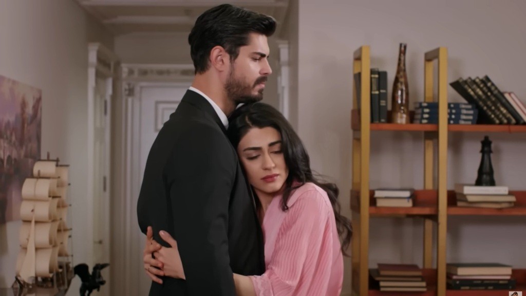 Hancer przytula się do Cihana.