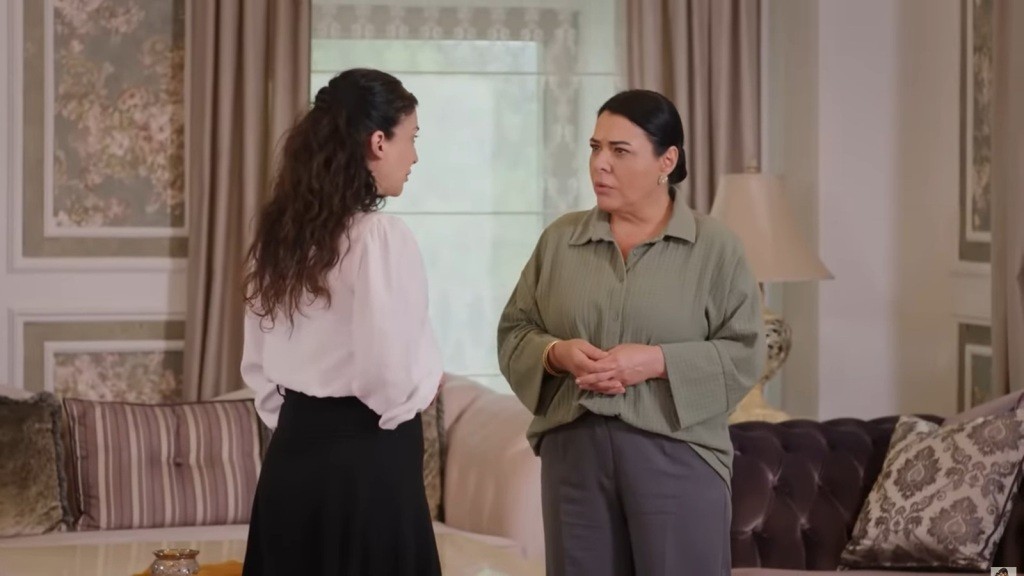 Gulsum rozmawia z Mukadder.