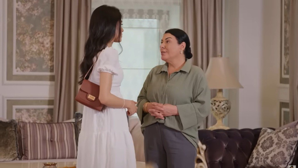 Hancer stoi twarzą w twarz z Mukadder.